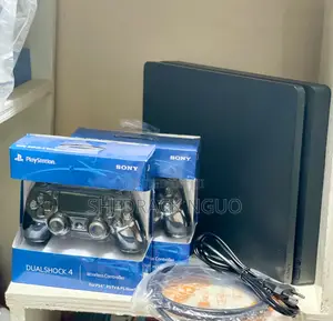 PS4 Slim ,2pads 8gamed