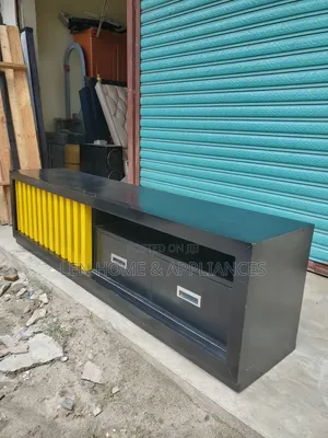 Showcase Color Black and Yellow