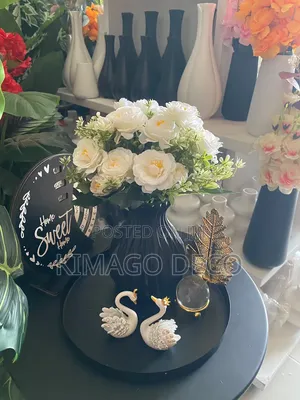 Vase Nyeusi Pamoja Na Ua Lake Ni Artificial Flowers