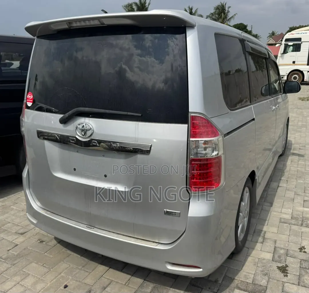 Toyota Noah 2008 Silver