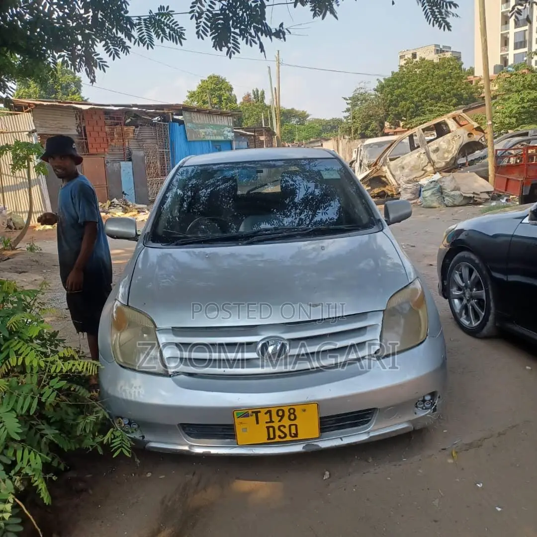 Toyota IST 2005 Silver