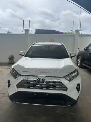 Toyota RAV4 2021 White