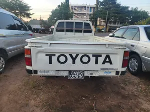Toyota Hilux 2.5 Cab 2005 White