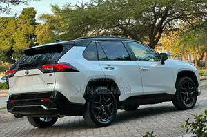 Toyota RAV4 Hybrid 2024 White