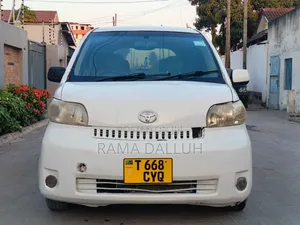 Toyota Porte 2005 White