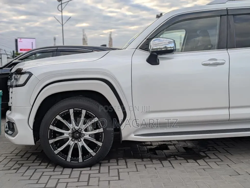 Toyota Land Cruiser 2023 White