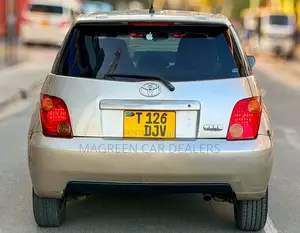 Toyota IST 2005 Gold