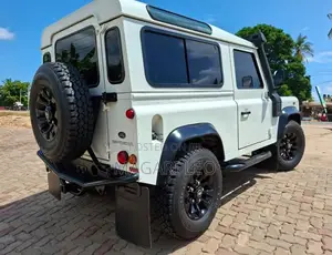 Land Rover Defender Puma 110 2.4 TD 2011 White