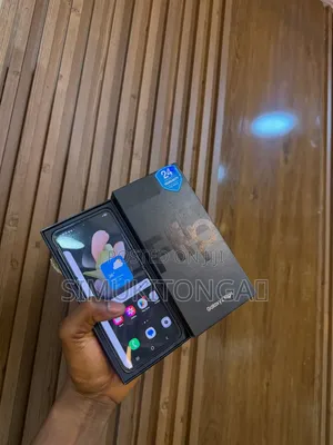 New Samsung Galaxy Z Flip4 256 GB