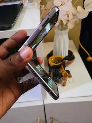 New Samsung Galaxy Z Flip4 128 GB Purple
