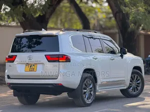 Toyota Land Cruiser 2023 White