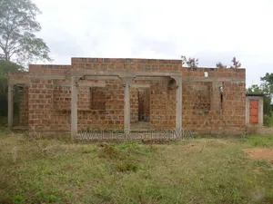 KIWANJA KINAUZWA SQM 900 Chenye Nyumba Ambayo Haijamalizika.