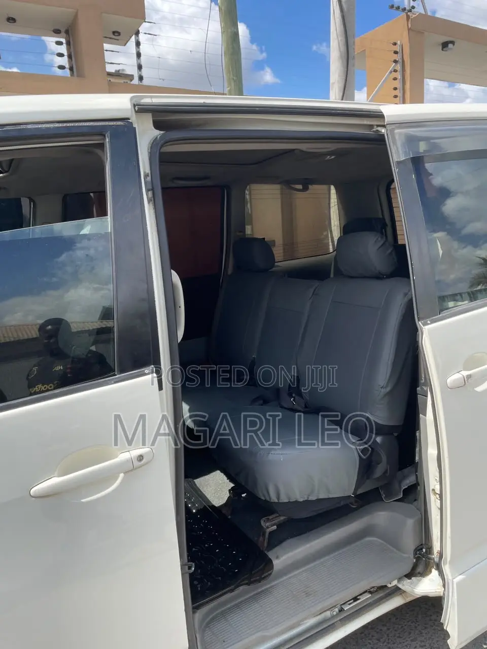 Toyota Noah 2.0 AWD (8 Seater) 2005 White