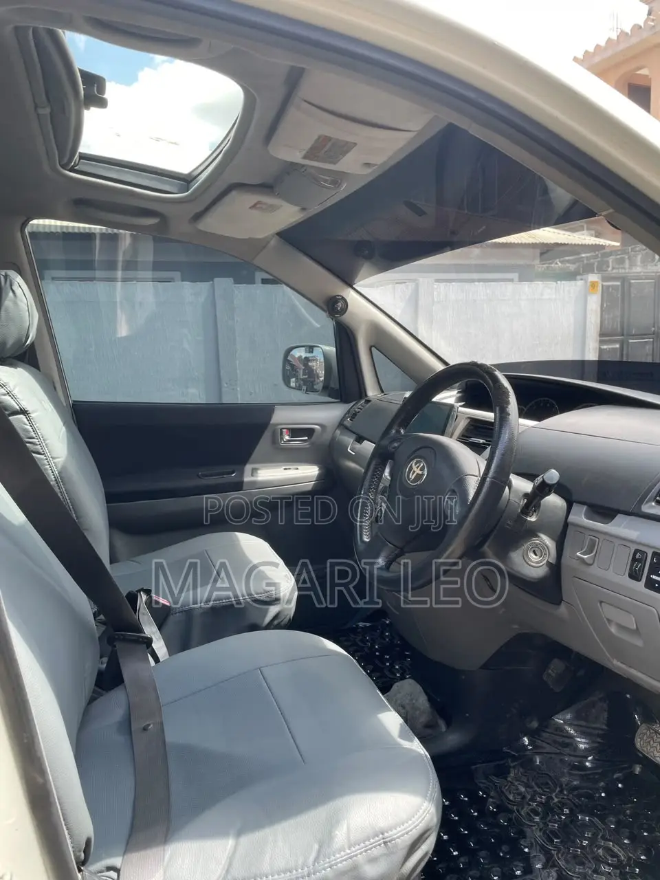 Toyota Noah 2.0 AWD (8 Seater) 2005 White
