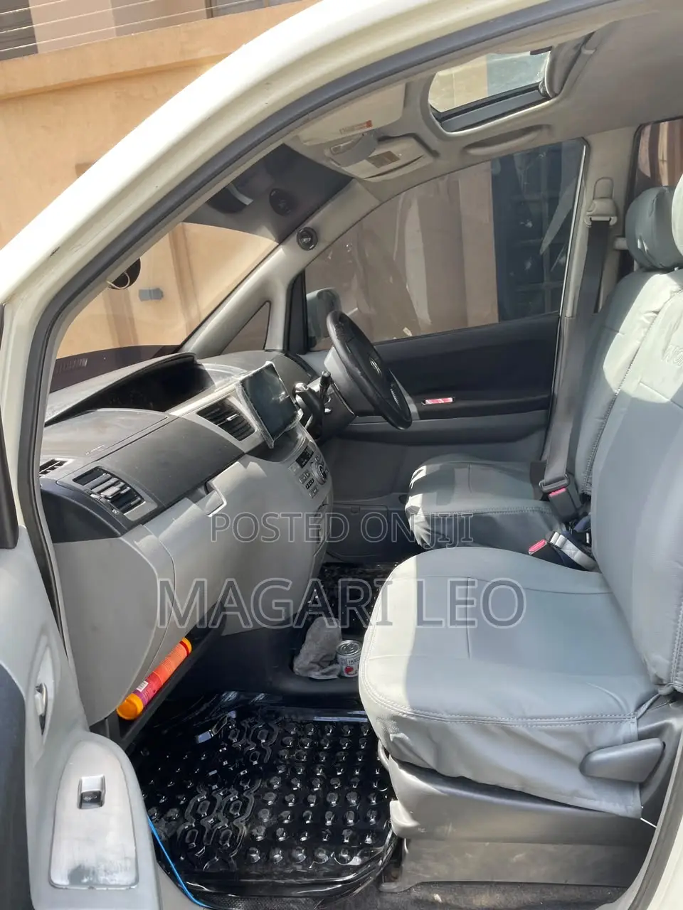 Toyota Noah 2.0 AWD (8 Seater) 2005 White