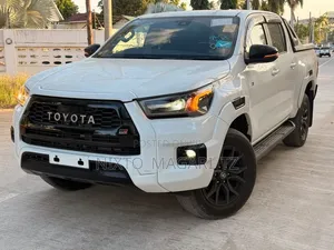 Toyota Hilux 2023 White