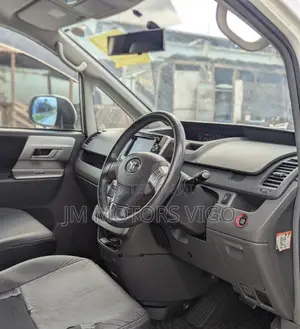 Toyota Voxy 2009 Pearl