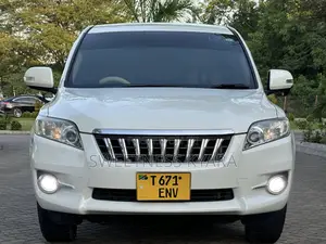 Toyota Vanguard 2011 White