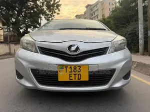 Toyota Vitz 2012 Silver