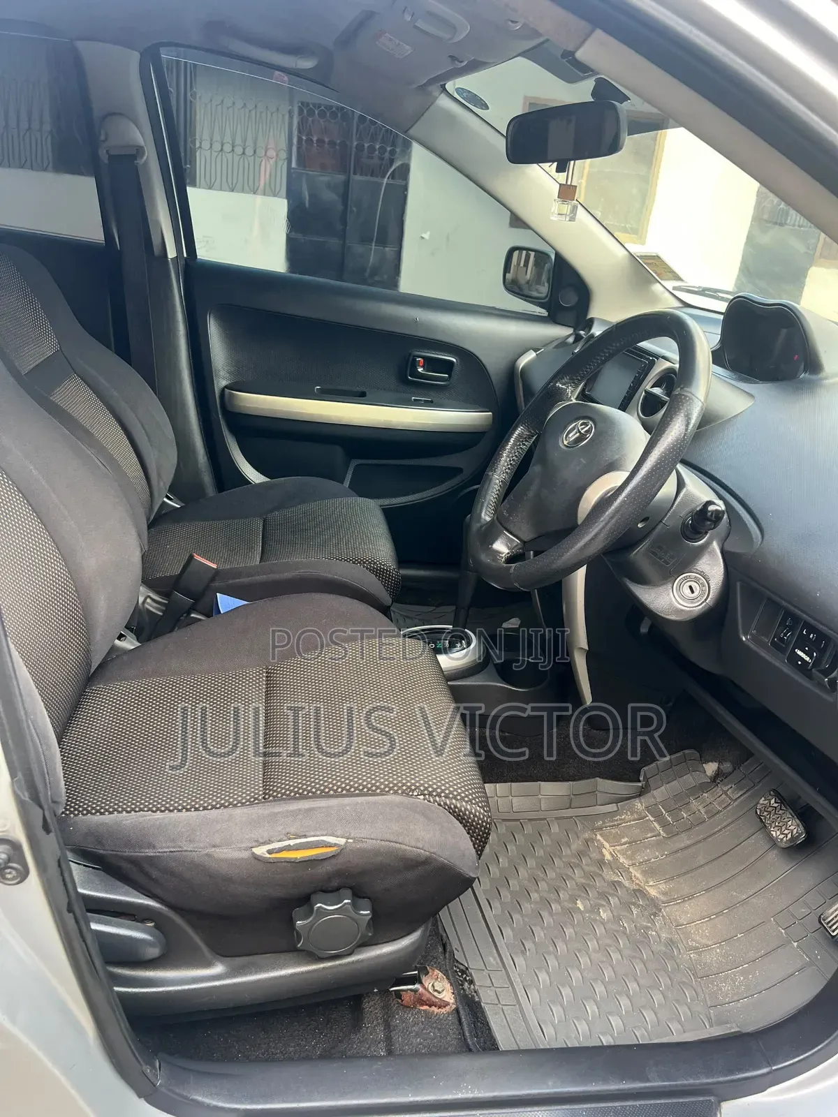 Toyota IST 2004 Silver
