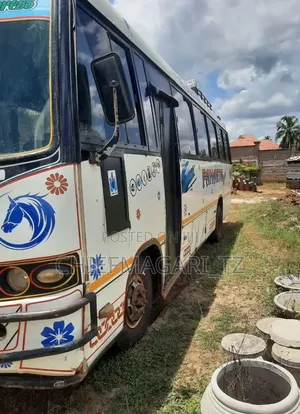 Tata Starbus Ultra Skool 2018 White