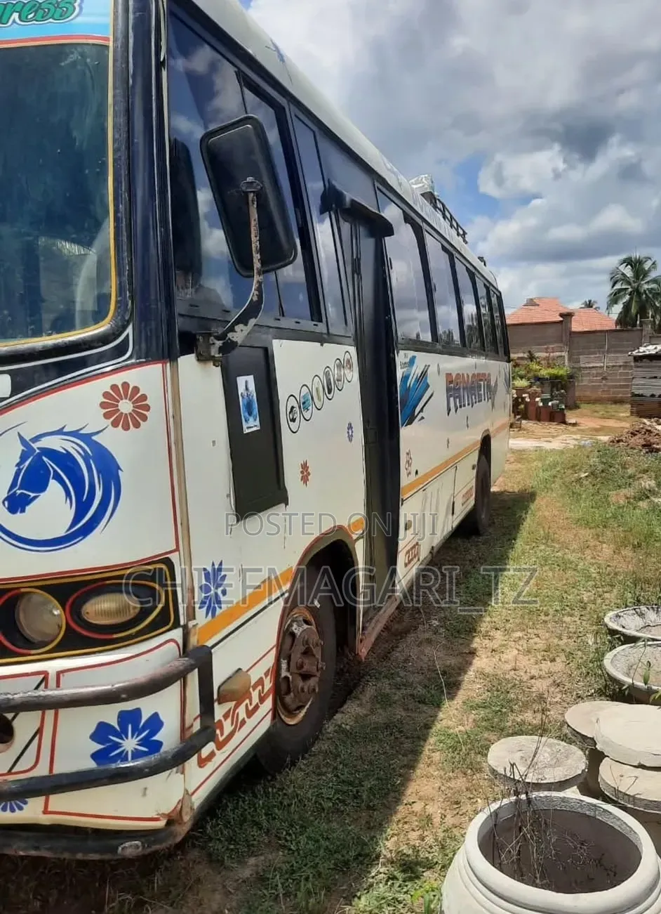 Tata Starbus Ultra Skool 2018 White