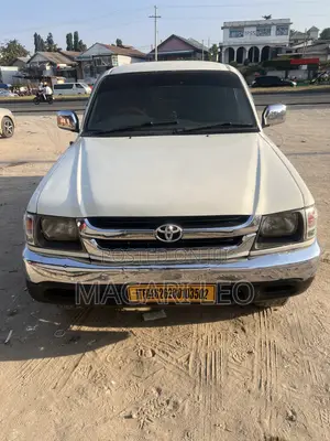 Toyota Hilux 2001 White