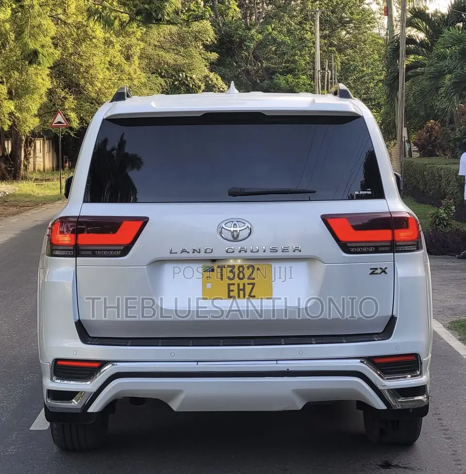 Toyota Land Cruiser 2023 White