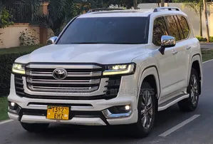 Toyota Land Cruiser LC300 2023 White
