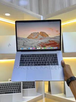 New Laptop Apple MacBook Pro 2017 16GB Intel Core i7 SSD 512GB