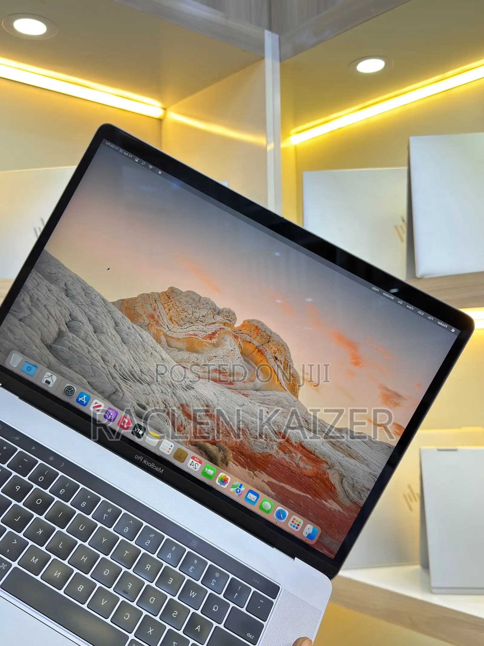 New Laptop Apple MacBook Pro 2017 16GB Intel Core i7 SSD 512GB