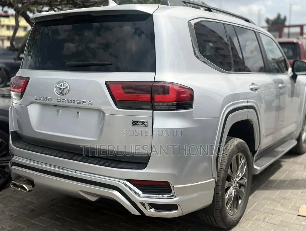 Toyota Land Cruiser 2024 Silver