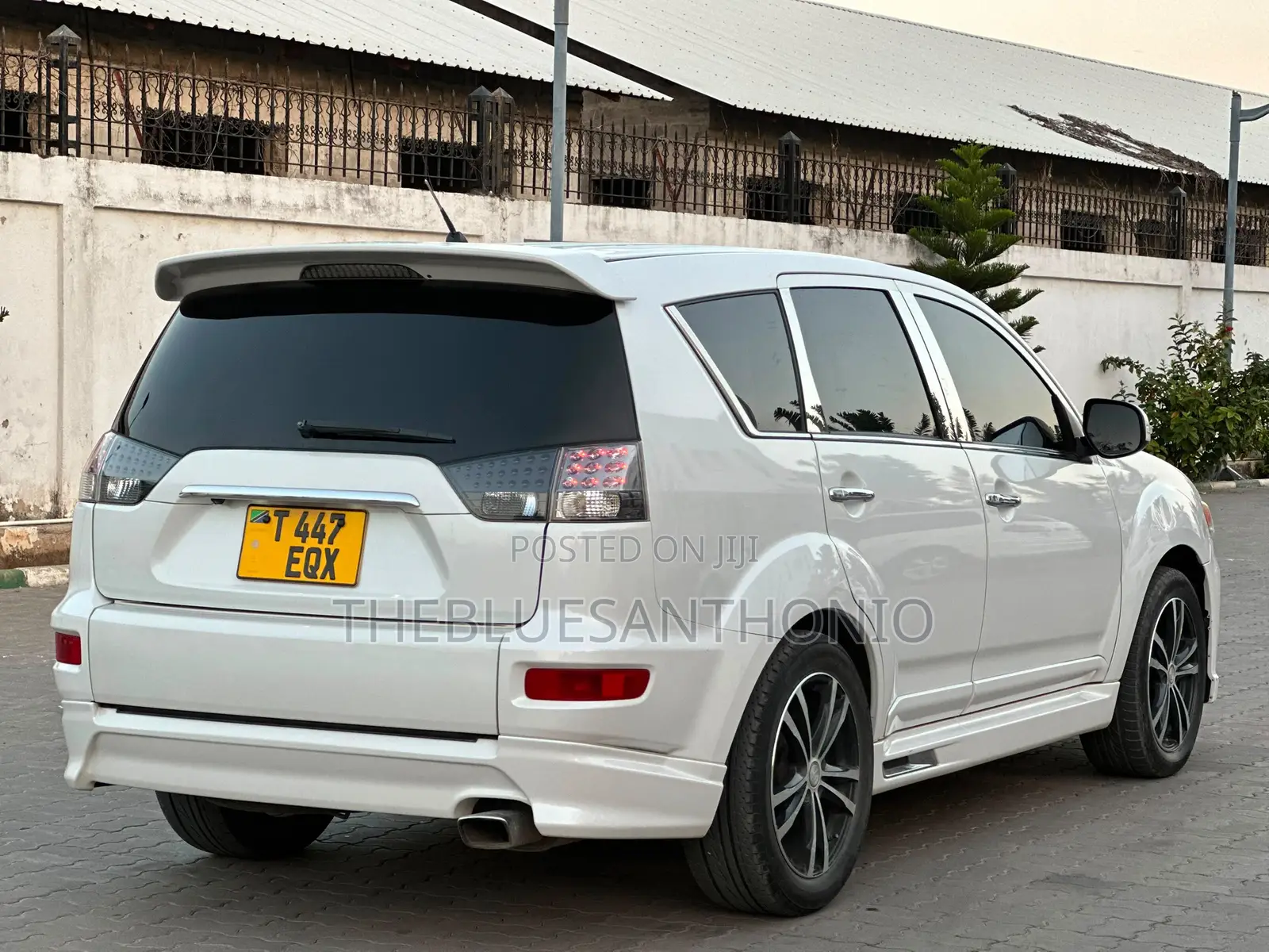Mitsubishi Outlander 2011 White