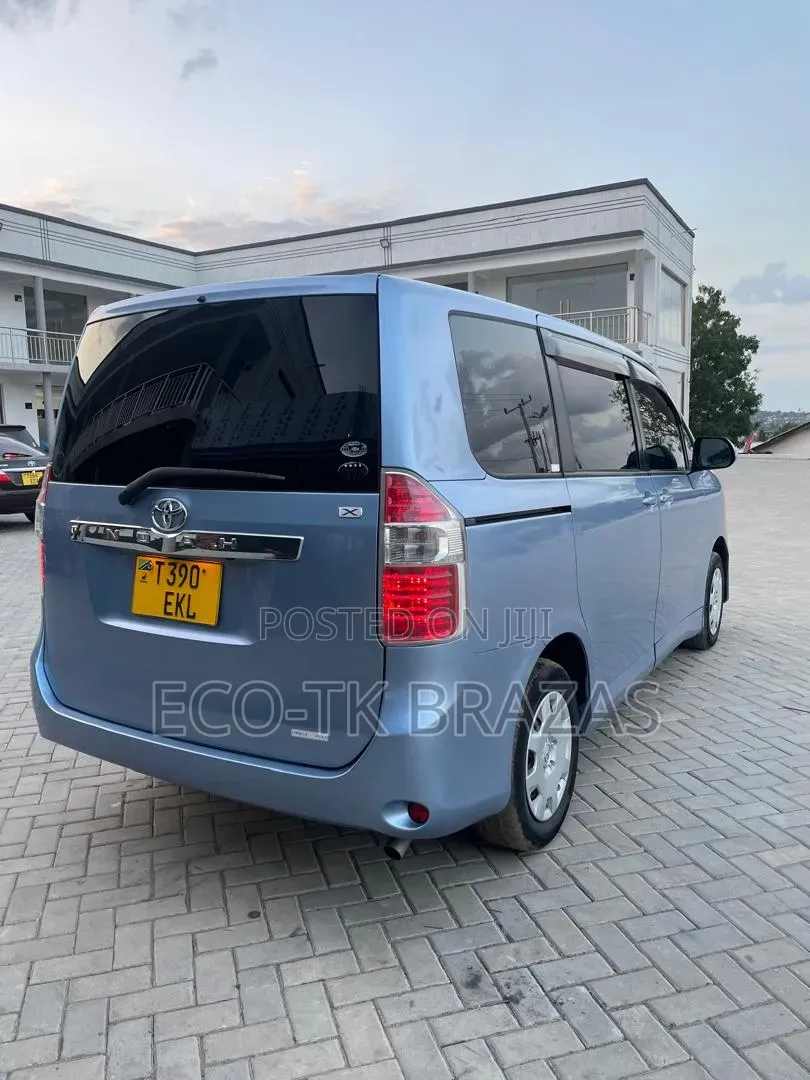 Toyota Noah 2008 Blue