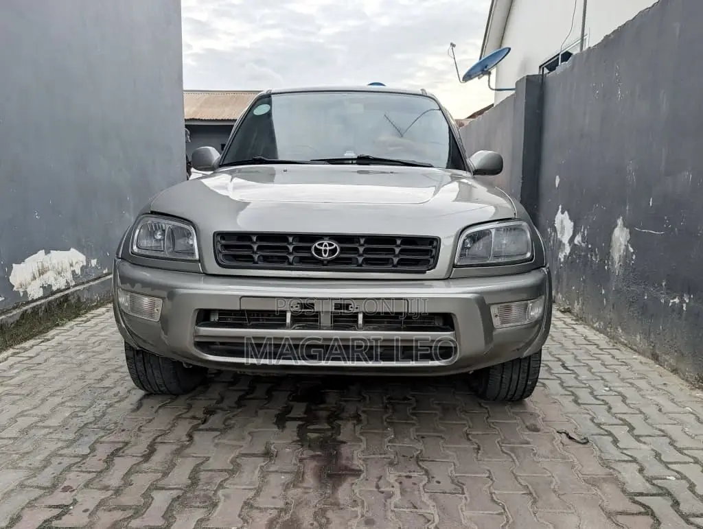 Toyota RAV4 Base FWD 1999 Silver
