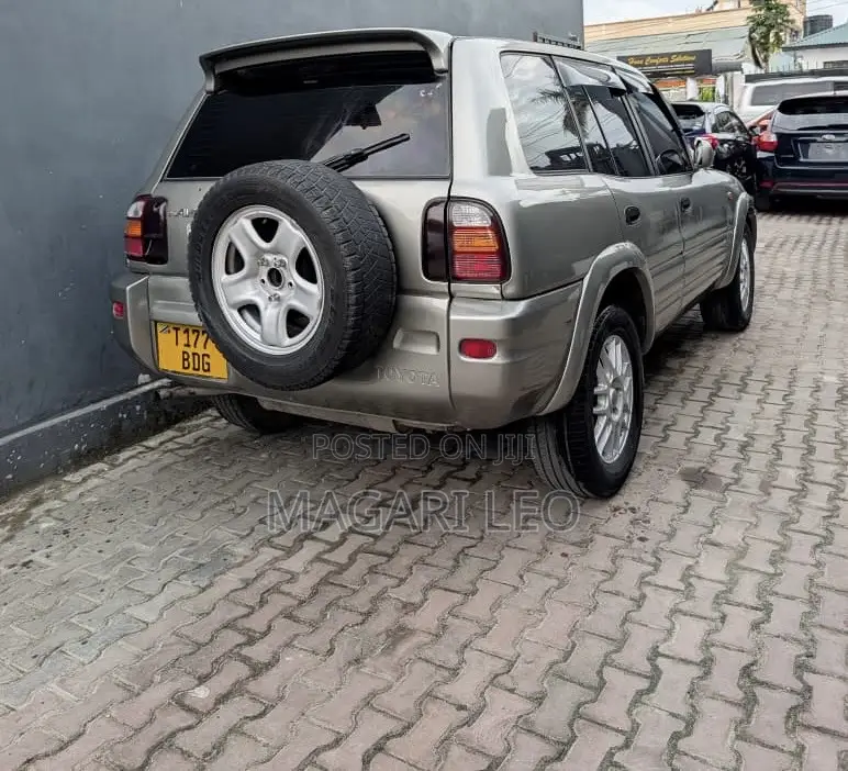 Toyota RAV4 Base FWD 1999 Silver