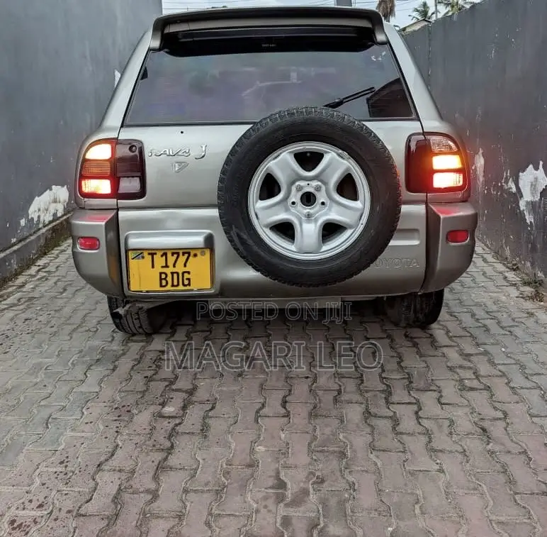 Toyota RAV4 Base FWD 1999 Silver