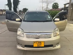 Toyota Raum 2004 Silver