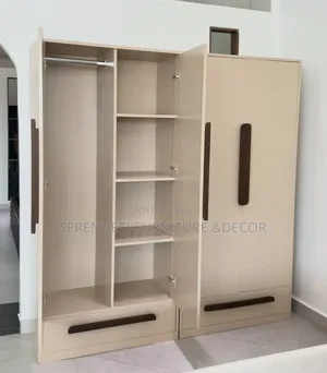 Kabati La Milango Mitatu