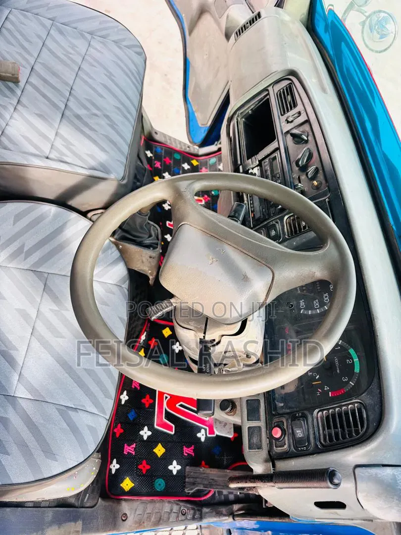 Mitsubishi Canyer