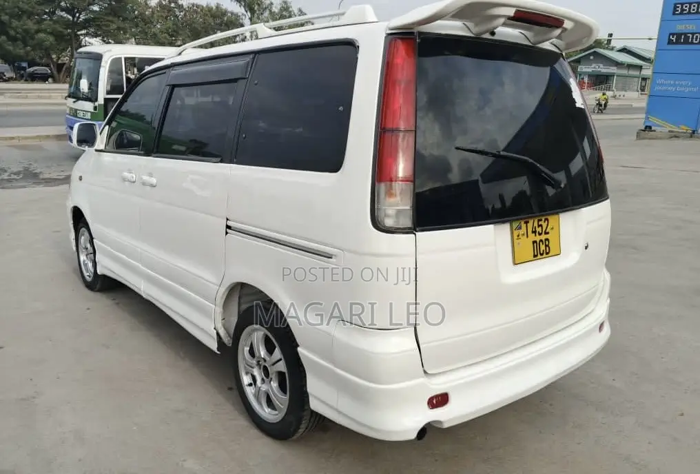 Toyota Noah 2.0 AWD (8 Seater) 2001 White