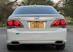 Toyota Crown 2010 White