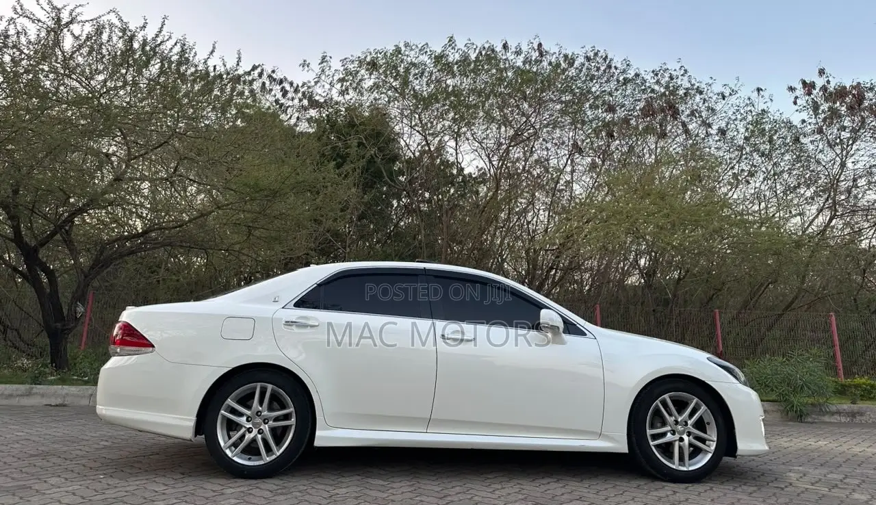 Toyota Crown 2010 White