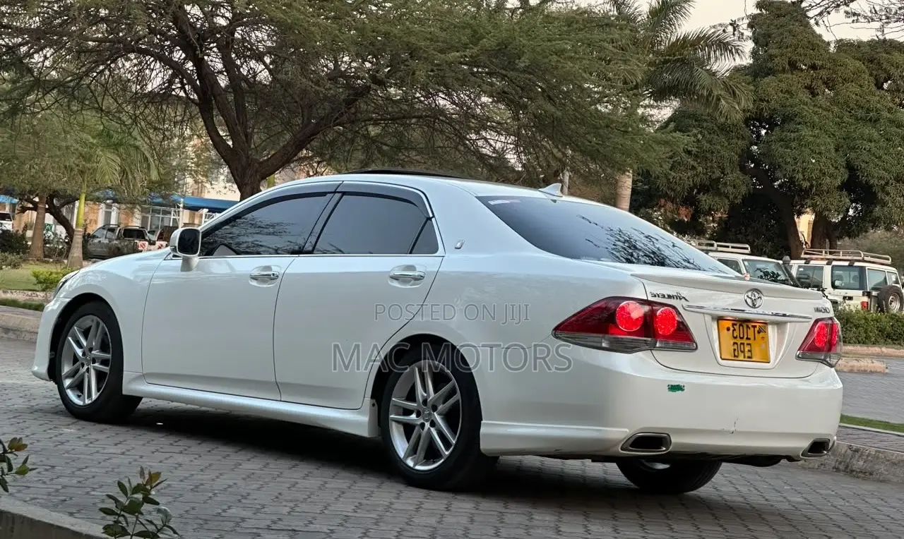 Toyota Crown 2010 White