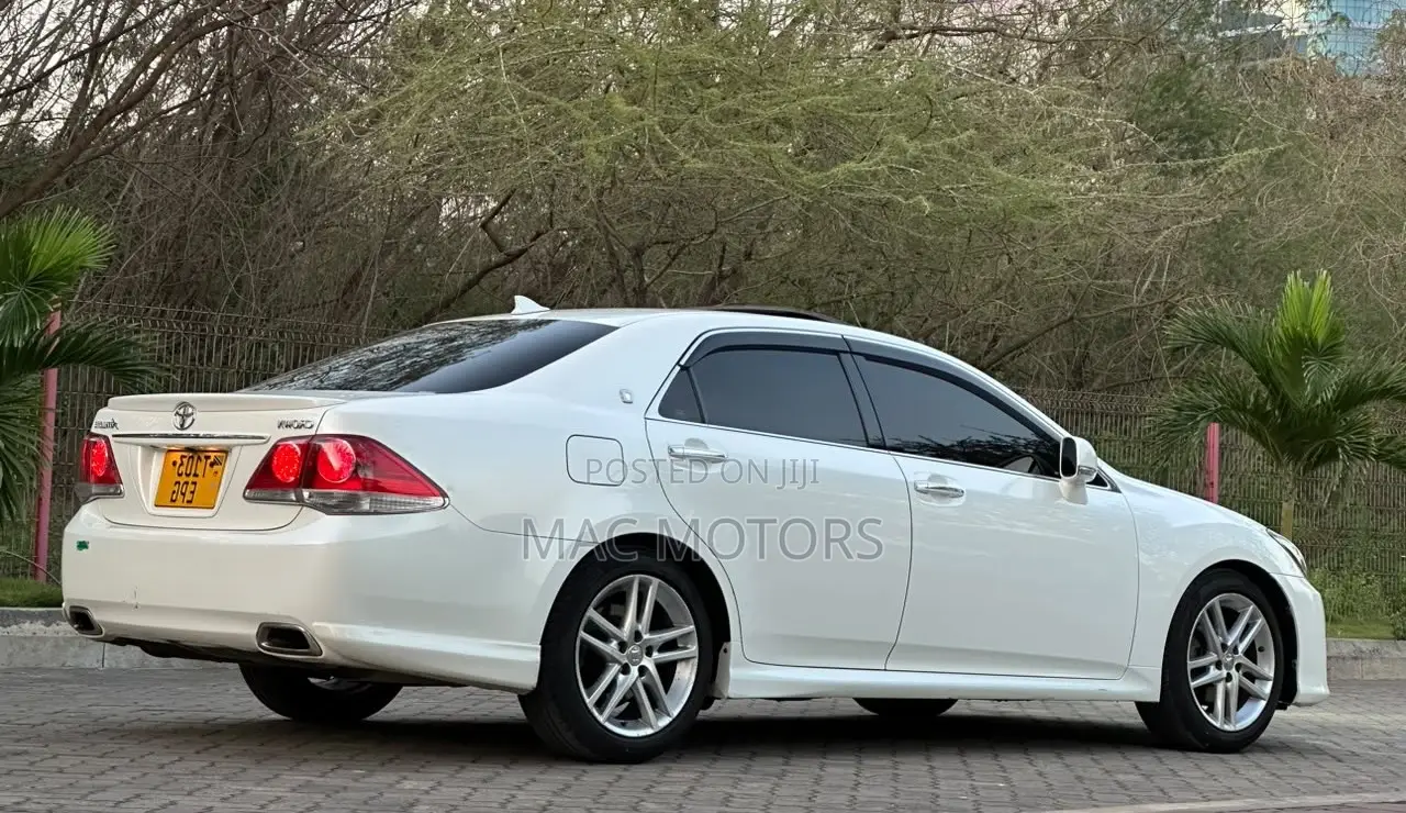 Toyota Crown 2010 White