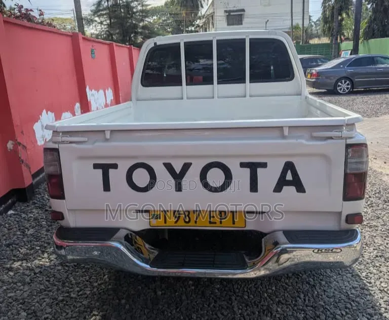 Toyota Hilux 2006 White