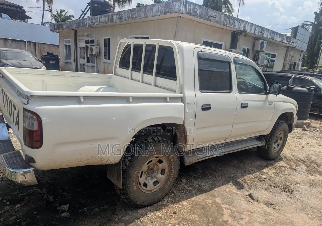 Toyota Hilux 2006 White