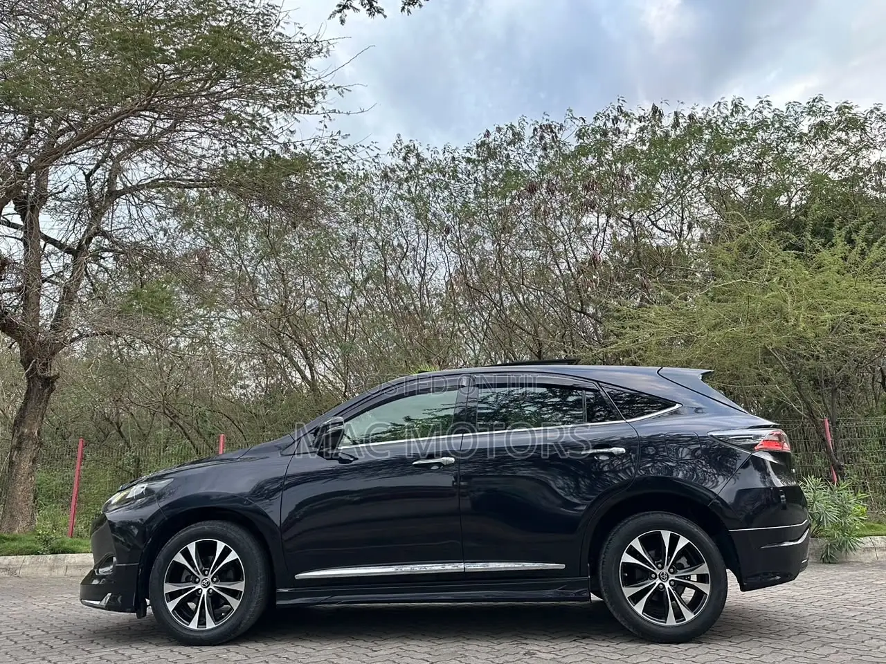 Toyota Harrier 2.0 2014 Black