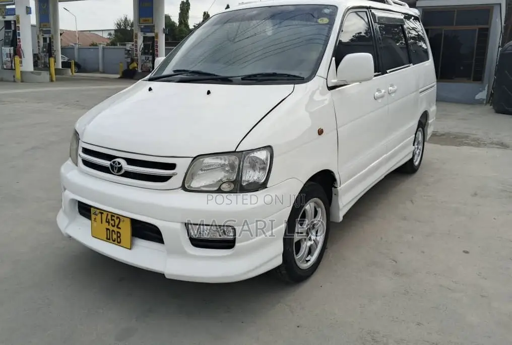 Toyota Noah 2.0 AWD (8 Seater) 2001 White