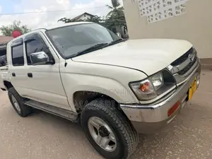Toyota Hilux 2021 White